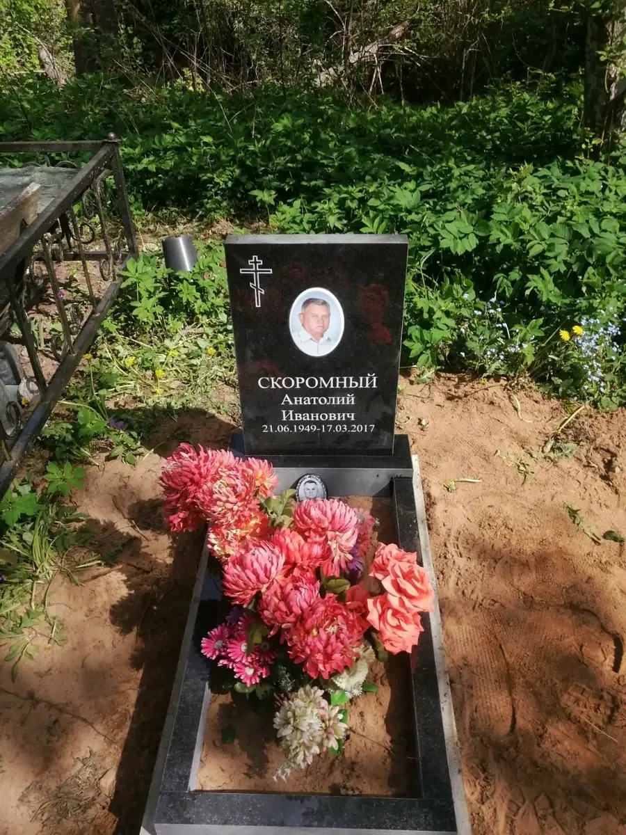 Установленный гранитный памятник с цветником в Санкт-Петербурге