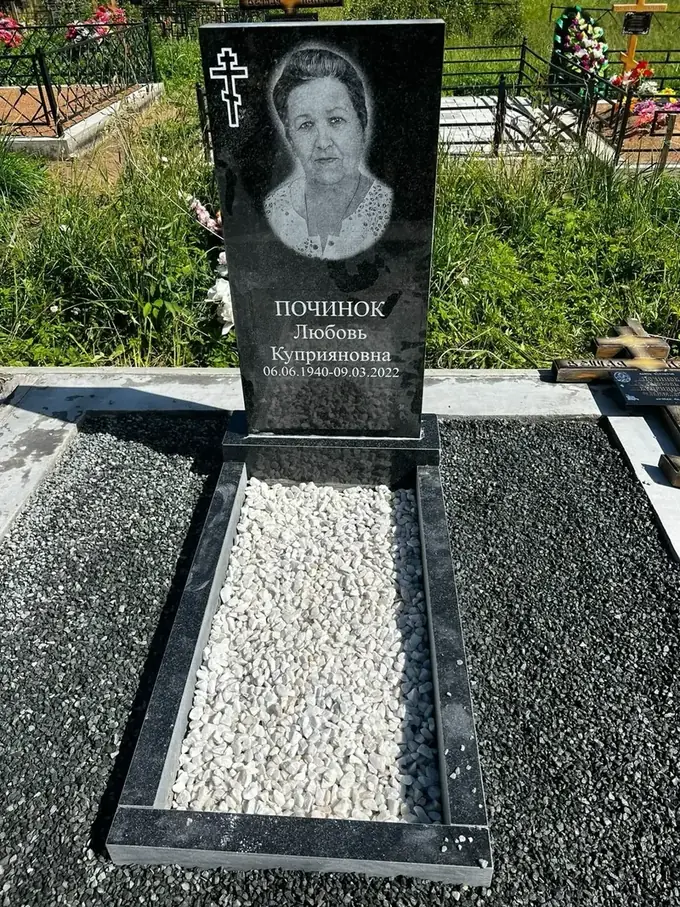Прямоугольный памятник из гранита с портретом и цветником